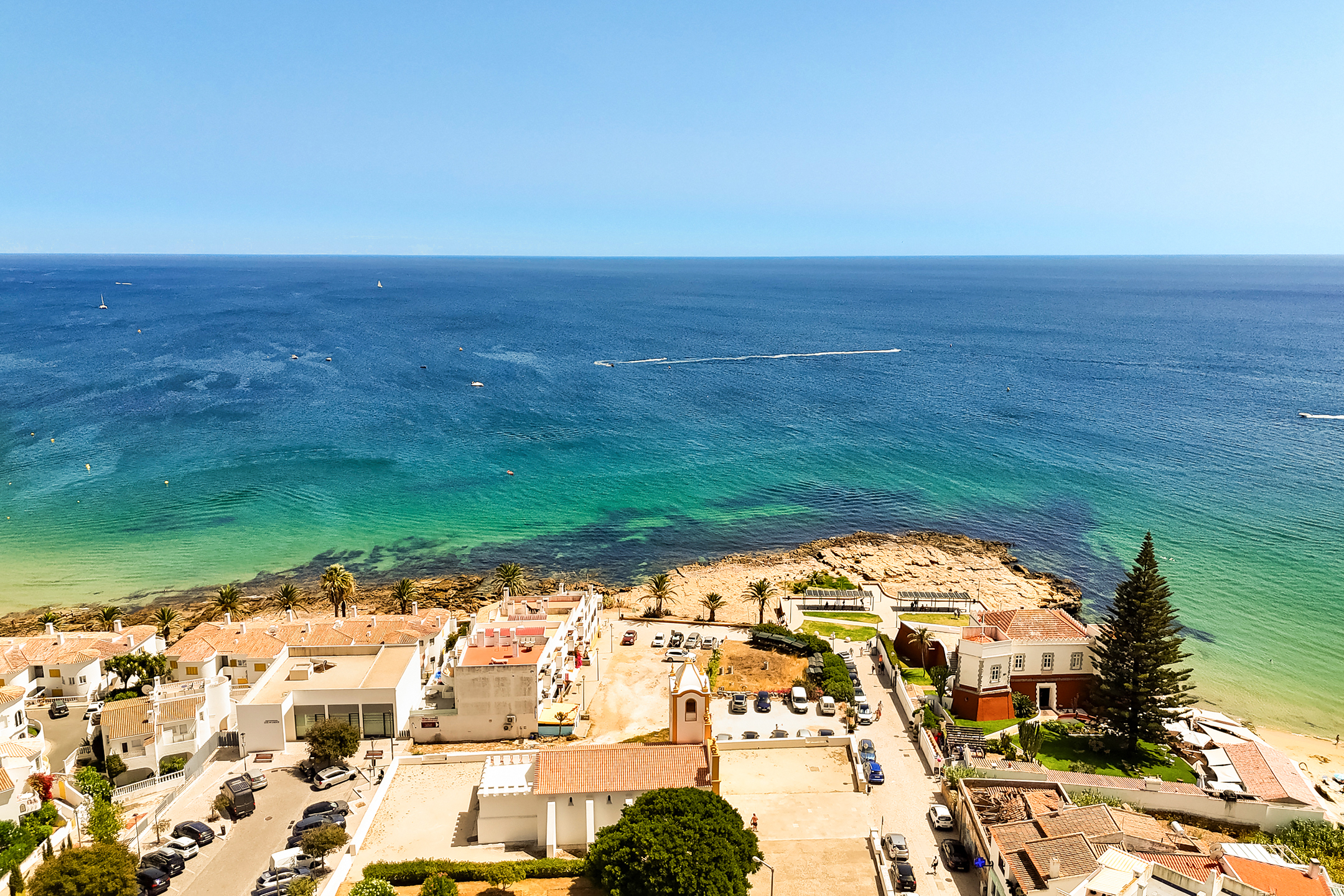 Mercado imobiliário · Algarve · Lagos Renovar na Praia da Luz em 2026: o que custa, e o que move esse número