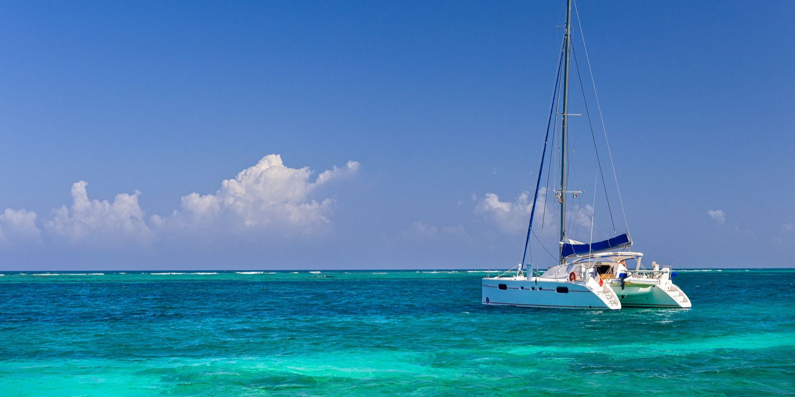 Navegar en catamarán o salir a pescar: cómo disfrutar el mar desde una marina de Punta Cana